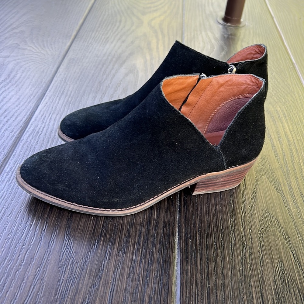 Lucky Brand suede leather ankle booties w/side zippers & side cutout